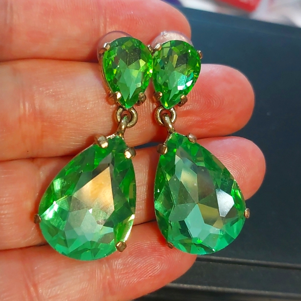 goldtone peridot holiday earrings green rhinestone